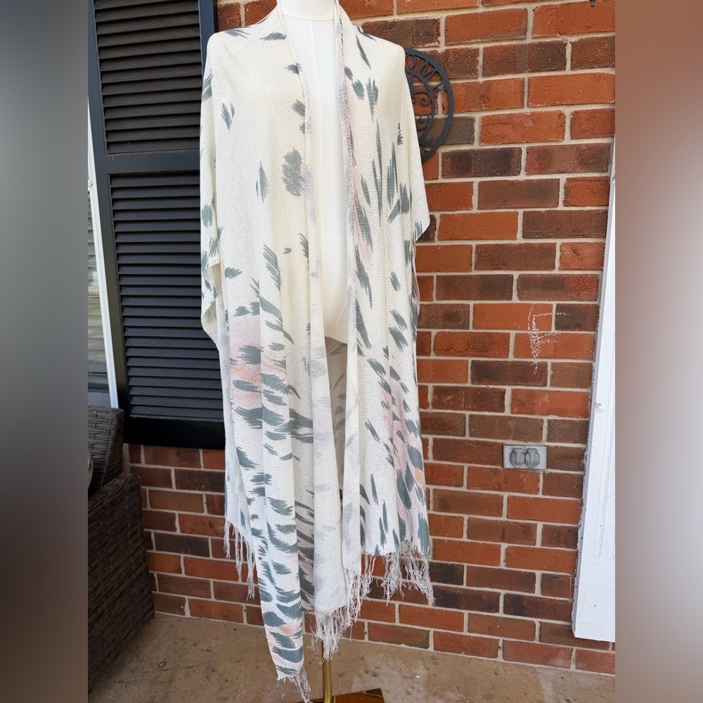 Lightweight Cream and Gray Floral Kimono With Fringe Details - Picture 2 of 4